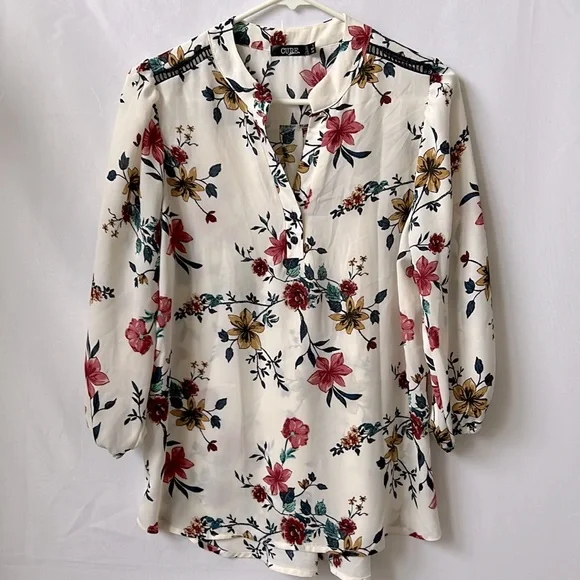 Cure 3/4 Sleeve Flower Blouse - Picture 1 of 5